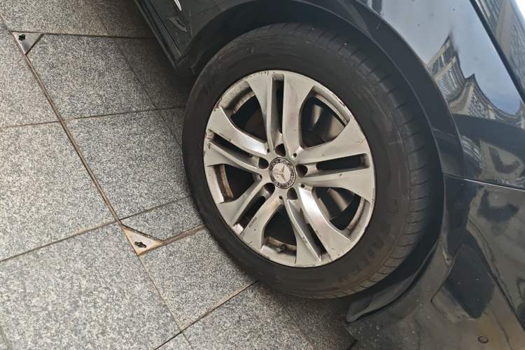 Used Mercedes-Benz E-Class 2010 E 300 L Fashion Model