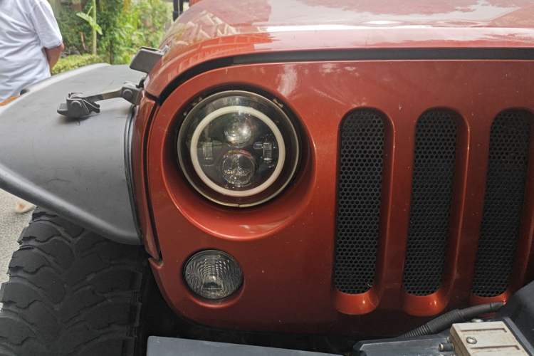 Used Jeep Wrangler 2014 2.8TD Sahara Four-Door Edition Right Front Headlight