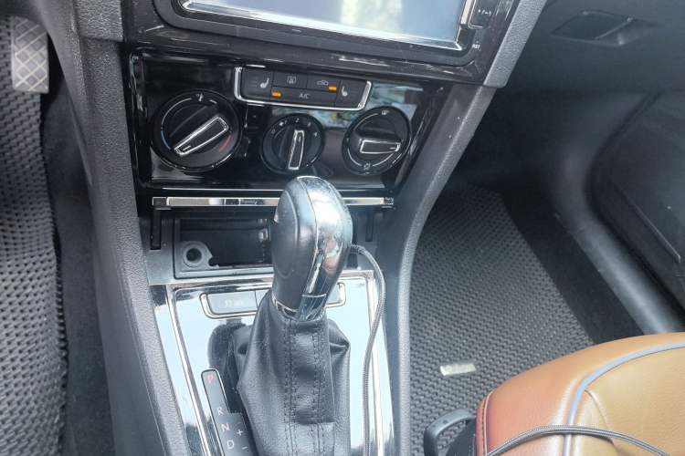 Used Volkswagen Bora 2013 1.6L Automatic Comfort Model Gear Lever