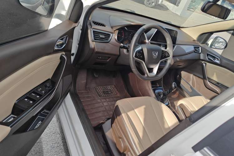 Used Baojun 310W 2017 1.5L Manual Fashion Model China V