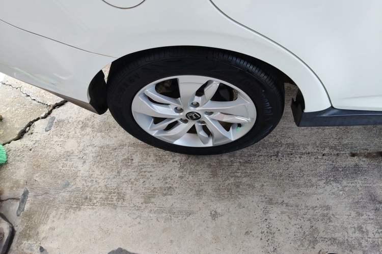 Used Luxgen S3 2016 1.6L CVT Deluxe Model with Sunroof
