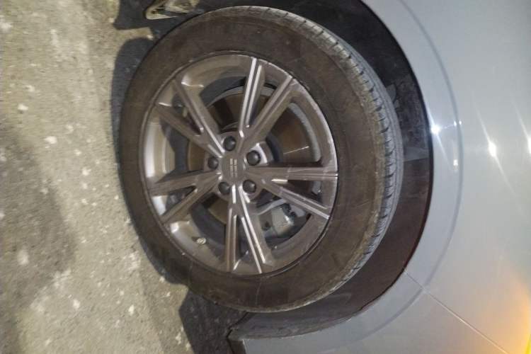 Used Geely Galaxy L6 2025 EM-i 140km Long-Range Version Right Front Wheel Hub