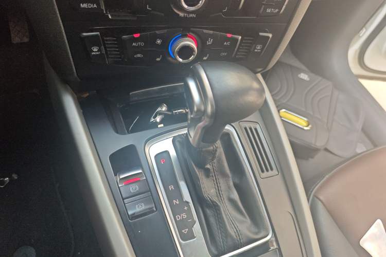 Used Audi Q5 2017 Plus 40 TFSI Ambition Model Gear Lever