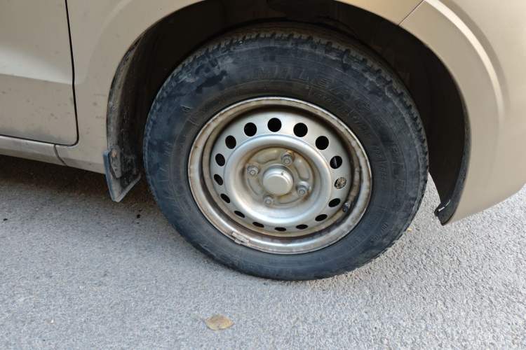 Used Wuling Hongguang V 2021 1.5L Jingqu Version LAR Right Front Wheel Hub