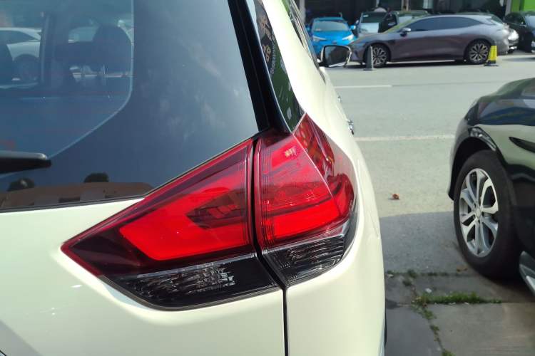 Used Nissan X-Trail 2020 2.0L XL ITS CVT 2WD SmartConnect Comfort Edition Right Rear Taillight