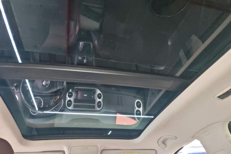 Used Volkswagen Tiguan 2015 1.8TSI Automatic All-Wheel-Drive Luxury Model Headliner