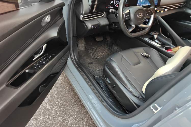 Used Hyundai Elantra 2021 1.5L CVT LUX Prestige Edition Driver Seat