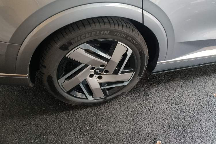 Used ONVO Luxeed L90 2025 Model—Max Six-Seater Version Right Rear Wheel Hub