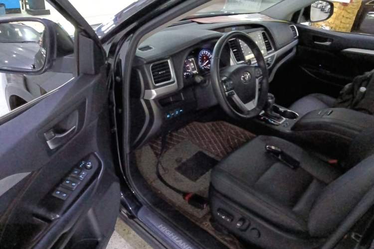 Used Toyota Highlander 2018 2.0T Four-Wheel Drive Prestige Version 7 Seats China VI Standard Driver Seat