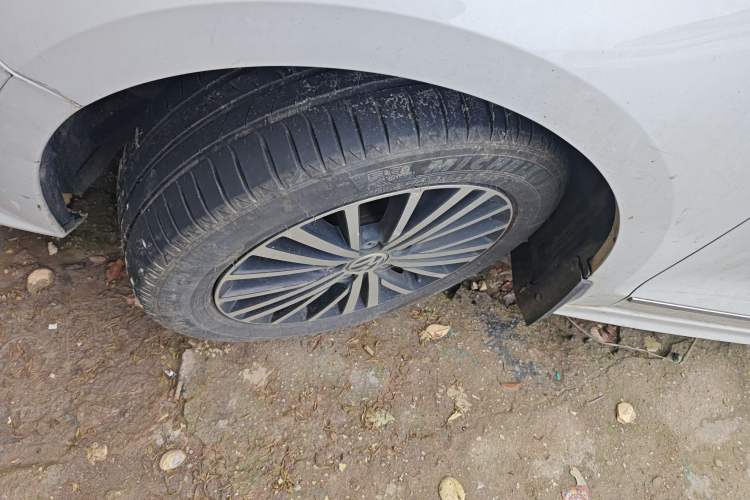 Used Volkswagen Sagitar 2016 230TSI 25th Anniversary Edition Left Front Wheel Hub