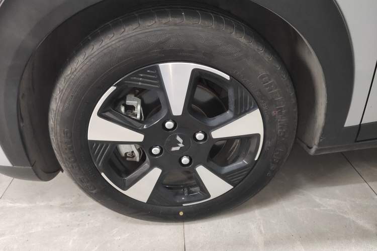 Used Wuling Bingo PLUS 2024 510 km Flagship Edition Four-Seater Version Left Front Wheel Hub