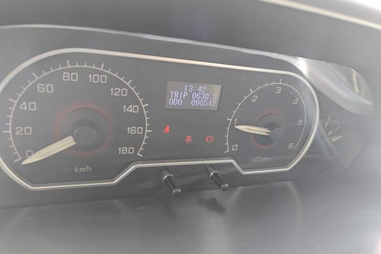 Used SAIC MAXUS Xintu V80 2016 2.5T Manual Aoyuntong National IV Short Wheelbase Mid-Roof 6-Seater Odometer Close Up