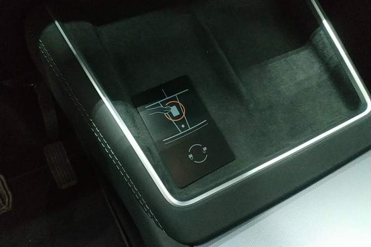 Used Tesla Model Y 2025 Rear-Wheel-Drive Version
