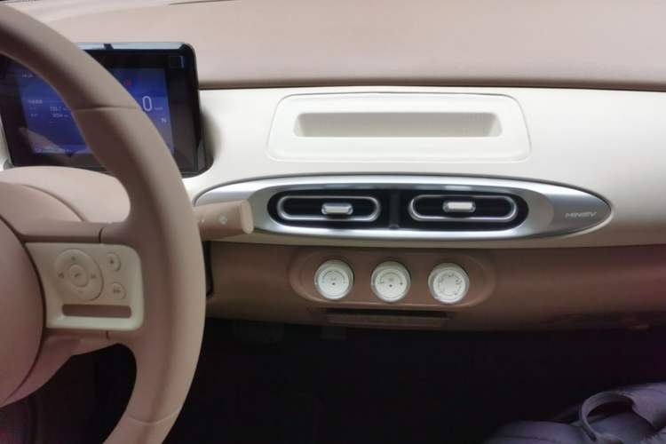 Used Wuling Hongguang MINIEV 2025 Four-Door Version Advanced Edition Audio And AC Panel