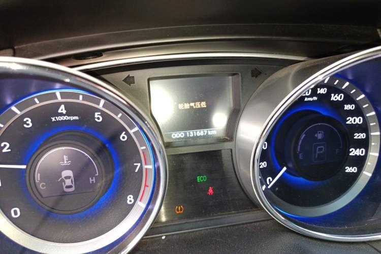 Used Hyundai Sonata 2011 2.0L Automatic Luxury Edition Odometer Close Up