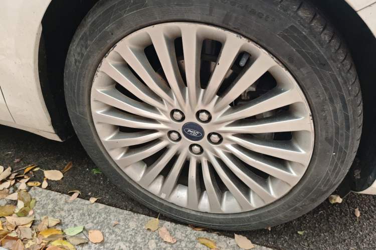 Used Ford Taurus 2017 EcoBoost 245 Flagship Model Right Front Wheel Hub