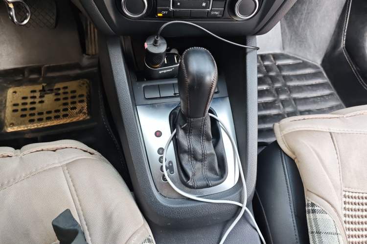 Used Volkswagen Sagitar 2014 Revised Version 1.4TSI Automatic Luxury Edition Gear Lever