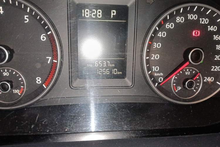 Used Volkswagen Touran 2011 1.4T DSG Zhiya Edition 5 Seats Odometer Close Up