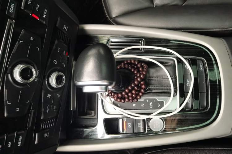 Used Audi Q5 2017 Plus 40 TFSI Ambition Model Gear Lever