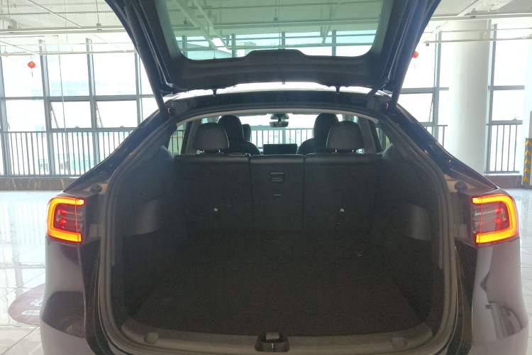 Used Tesla Model Y 2021 Standard Range Rear-Wheel Drive Version Trunk