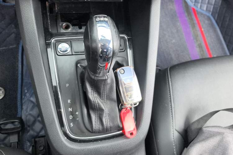 Used Volkswagen Sagitar 2018 280TSI DSG Ignite Edition Gear Lever