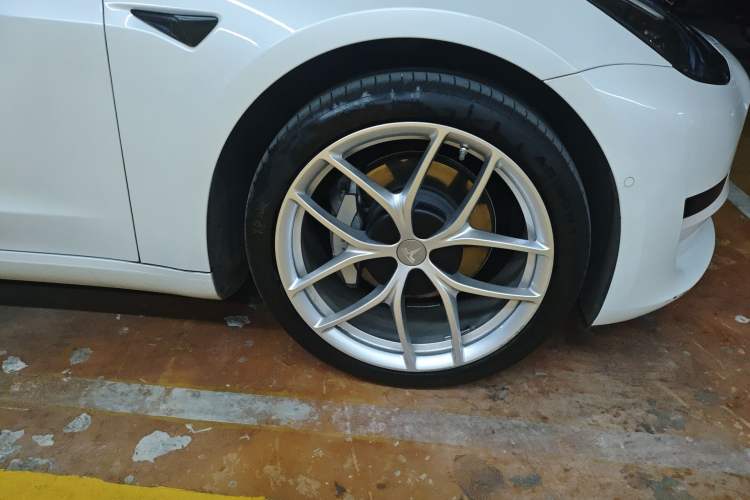 Used Tesla Model 3 2022 Rear-Wheel-Drive Version Right Front Wheel Hub