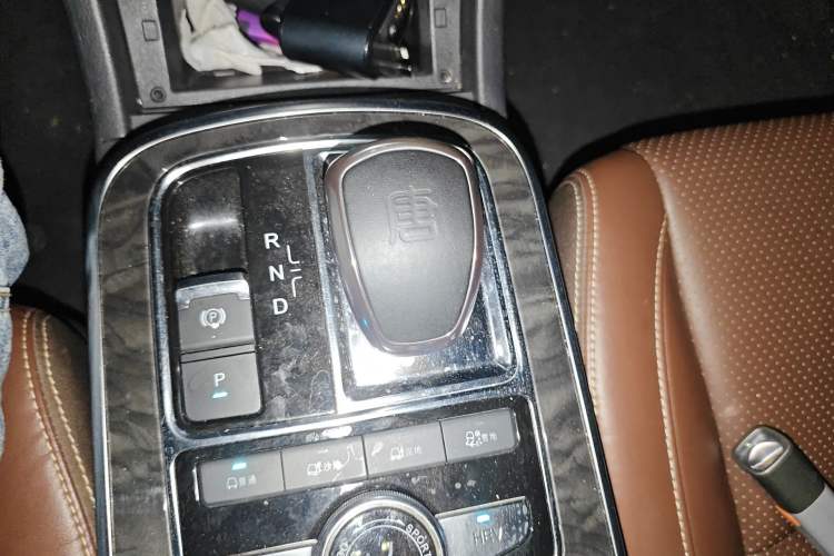 Used BYD Tang New Energy 2015 2.0T Four-Wheel Drive Prestige Version
