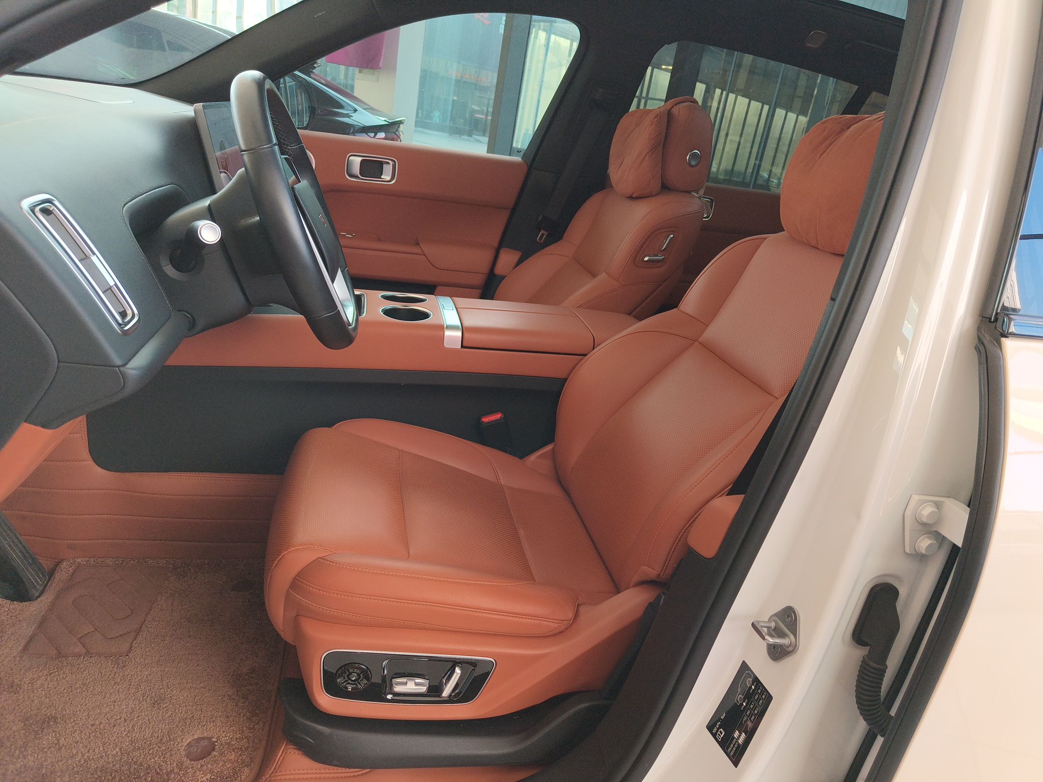 المقاعد الأمامية داخل السيارة