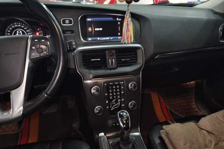 Used Volvo V40 2013 2.0T Zhiyi Edition
