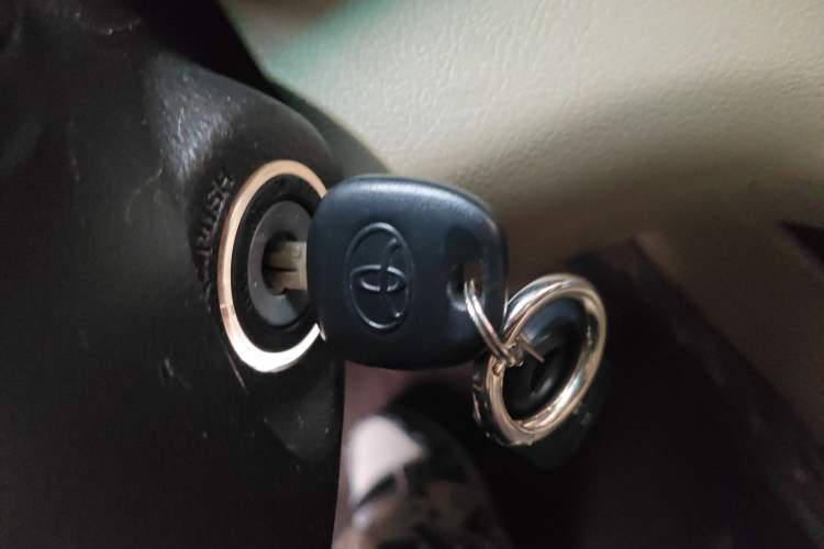 Used Toyota Highlander 2013 2.7L Two-Wheel Drive 5-Seater Purple Gold Edition
