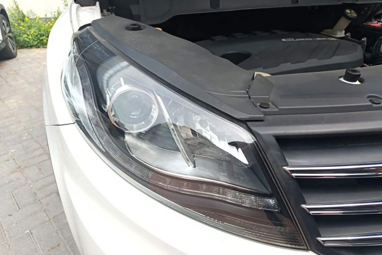 Used Dongfeng Fengon 580 2017 1.5T CVT Luxury Model Right Front Headlight