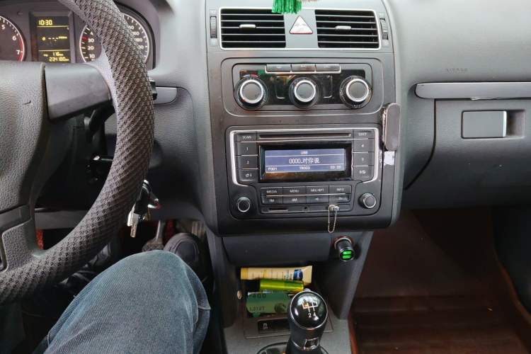 Used Volkswagen Touran 2013 1.4T Manual Comfort Edition 5-Seater Audio And AC Panel