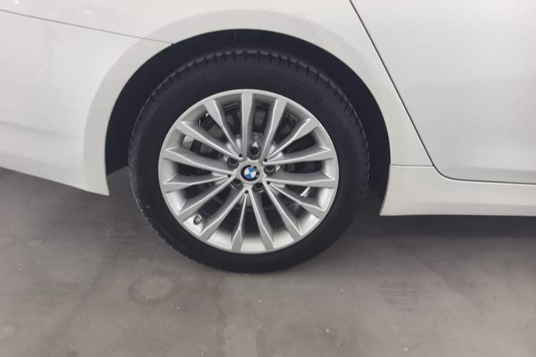 Used BMW 5 Series 2022 525Li Luxury Package Right Rear Wheel Hub