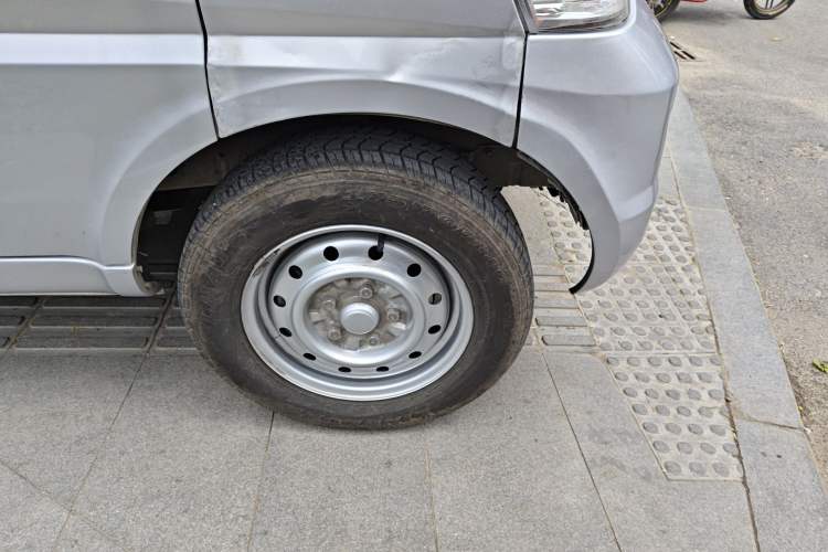 Used Wuling Rongguang 2021 1.5L Extended Basic Window-Sealed 5-Seat L3C Car Right Front Wheel Hub