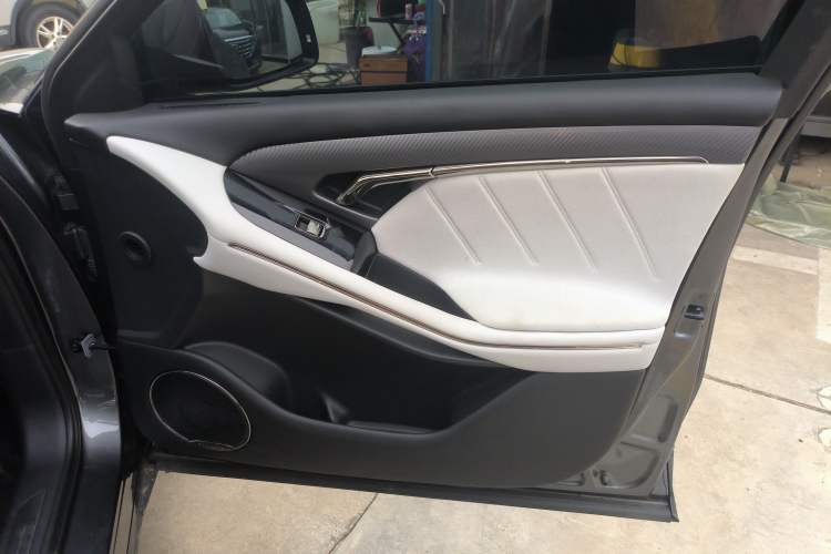 Used VOYAH FREE 2025 318 259 km All-Wheel-Drive Exploration Edition
