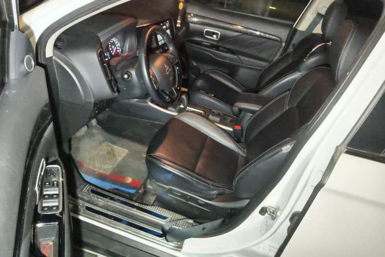 Used Mitsubishi Outlander 2020 2.0L Two-Wheel Drive Comfort Edition 7-Seater
