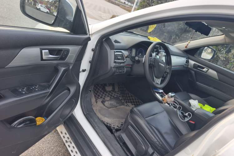 Used Haval H2 2018 Chuanxiang Edition 1.5T Dual-Clutch Two-Wheel Drive Fashion Model China V Standard
