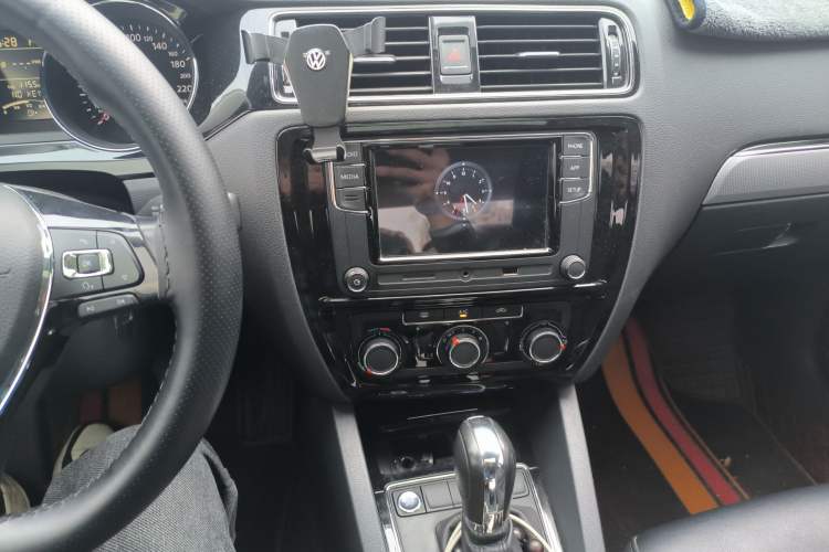 Used Volkswagen Sagitar 2018 1.6L Automatic Comfort Model Audio And AC Panel