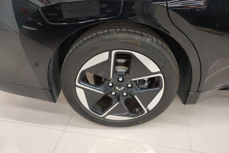 Used Wuling Xingguang 2025 610 km Smart Flagship Version Right Rear Wheel Hub