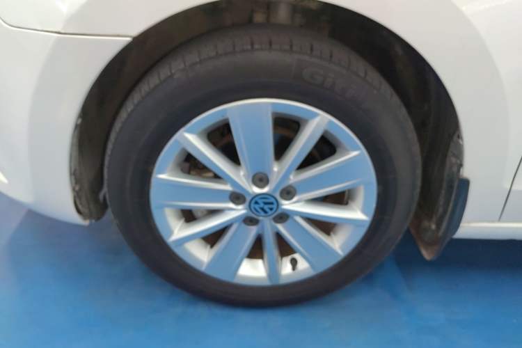 Used Volkswagen Jetta 2015 1.6L Automatic Comfort Model Left Front Wheel Hub