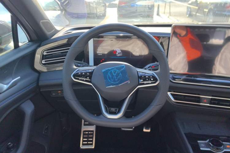 Used Volkswagen Tiguan L 2024 PRO 330TSI Two-Wheel Drive R-Line Smart Edition
