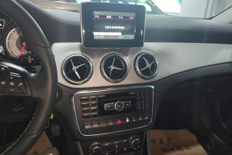 Used Mercedes-Benz GLA 2015 GLA 220 4MATIC Luxury Model Audio And AC Panel