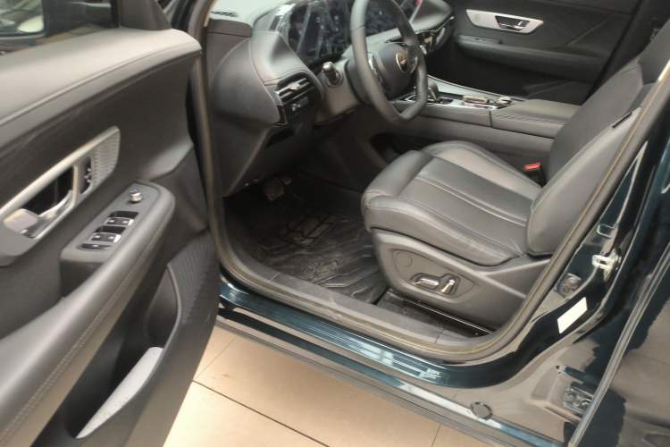 Used Dongfeng Aeolus Huge 2022 Mach Dual-Motor 1.5T MHD Dare-to-Dream Edition
