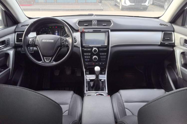 Used Haval H2 2017 Red-Label 1.5T Manual Two-Wheel Drive Luxury Model Center Console