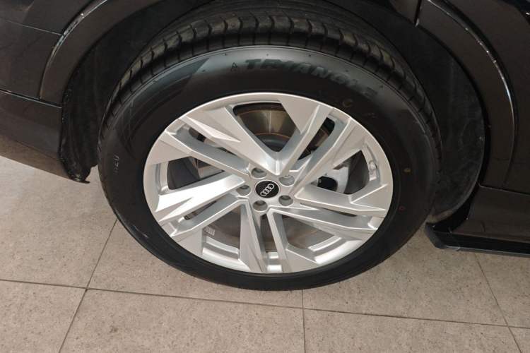 Used Audi Q7 2021 55 TFSI quattro S line Sport model Right Rear Wheel Hub