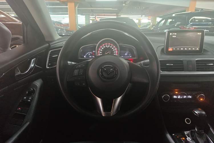 Used Mazda 3 Axela 2014 Sedan 1.5L Automatic Luxury Model
