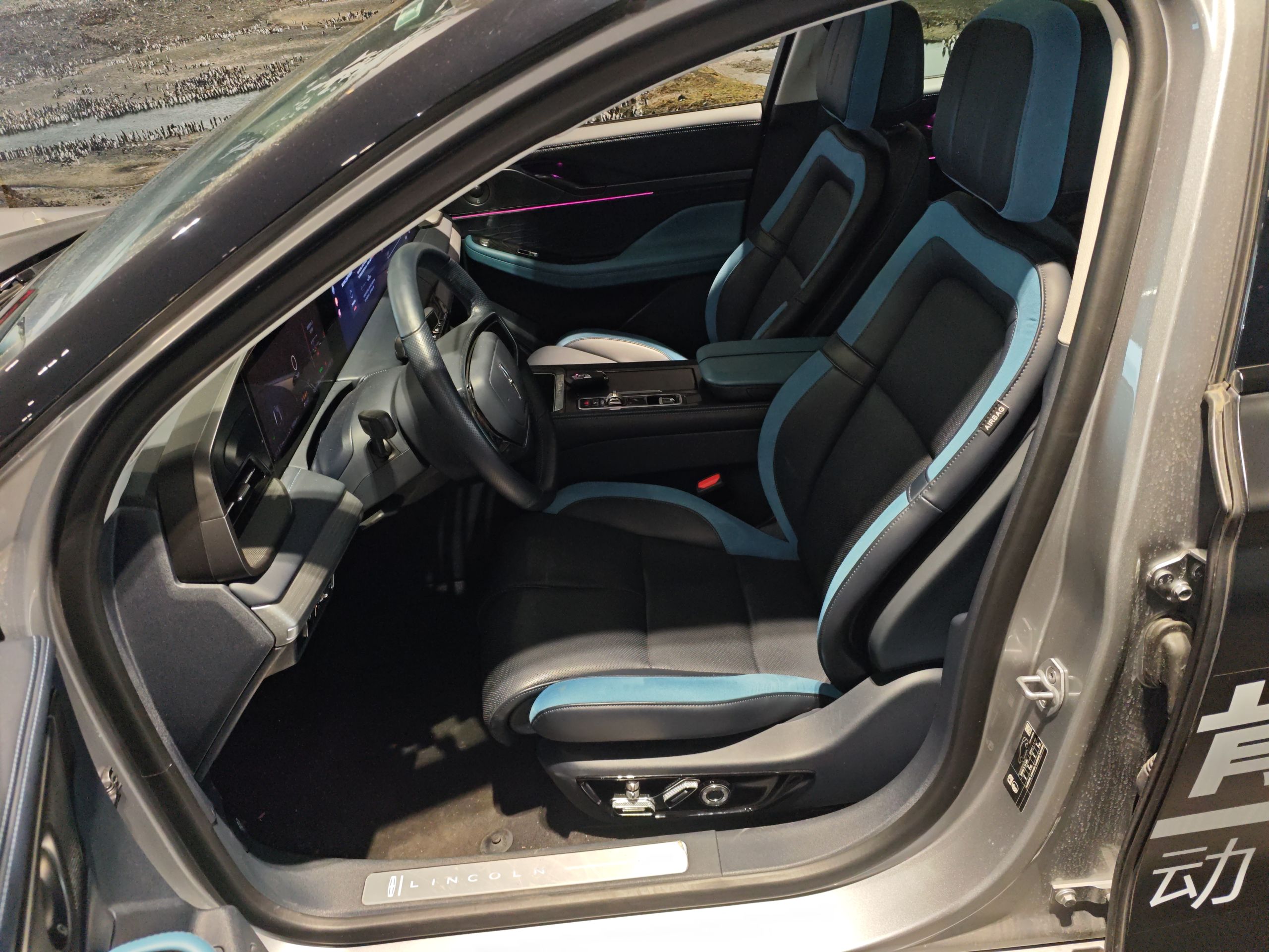 المقاعد الأمامية داخل السيارة