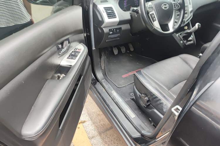 Used BYD S6 2014 2.0L Manual Luxury 5-Seater