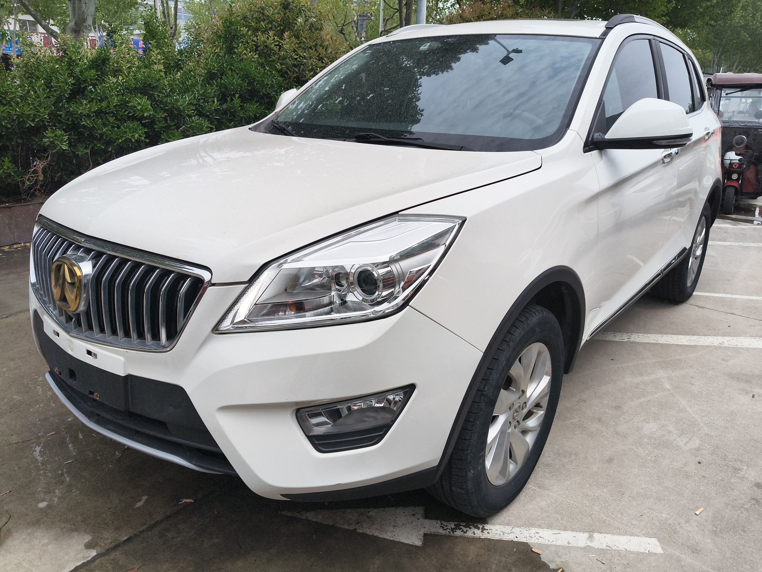 تحت مقدمة السيارة