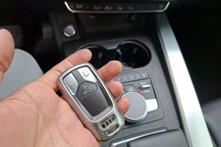 Used Audi A4L 2019 40 TFSI Fashion Edition China VI Emission Standard Vehicle Key